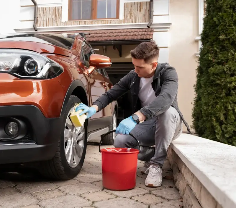 Lavage auto à domicile Vendenesse-lès-Charolles : professionnel intervenant sur un véhicule